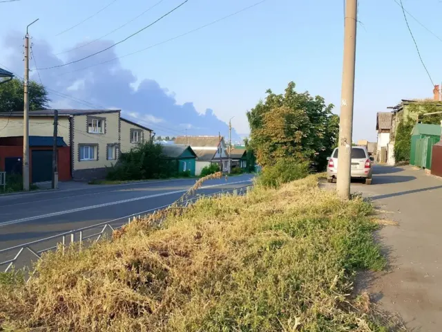 поднимающийся в небо дым после удара дрона