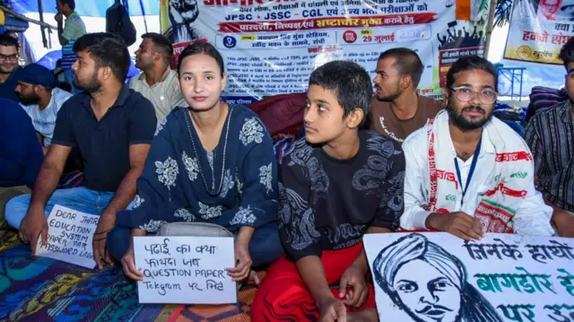 प्रदर्शन कर रहे छात्रा