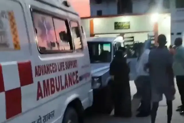 गांव में गुरुवार को पूजा का आयोजन हुआ था और बीते तीन दिनों में सौ से ज़्यादा लोगों के बीमार होने से डर का माहौल पैदा गया