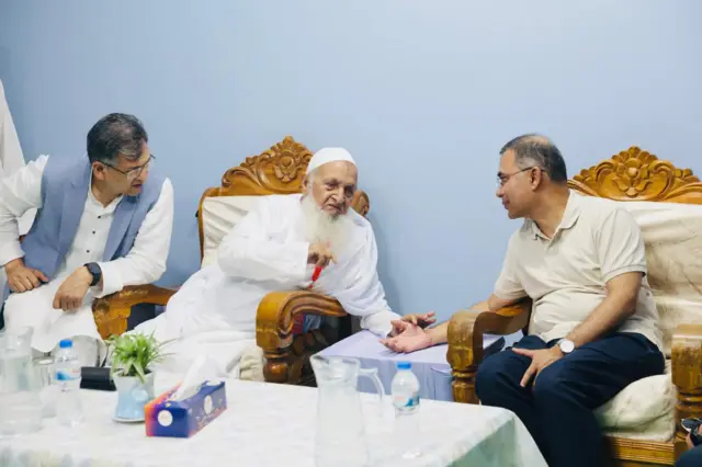হেফাজতে ইসলামের আমিরশাহ মুহিব্বুল্লাহ বাবুনগরীর সঙ্গে সাক্ষাৎ করেছেন প্রধানমন্ত্রী তারেক রহমান