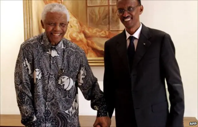 Madaxweynaha Rwanda Paul Kagame (midig) iyo Nelson Mandela madaxweynihii hore ee Koonfur Afrika (Bidix).
