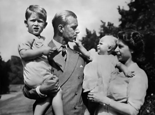 A rainha com o marido e filhos nos anos 1950