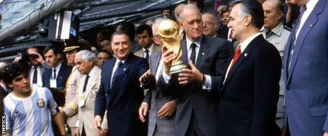 Joao Havelange y Diego Maradona