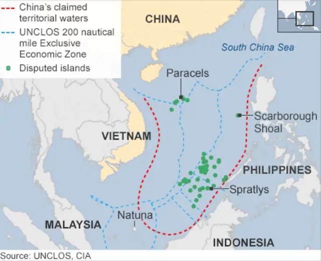 南シナ海で中国が主張する領海(赤の線)と周辺国の排他的経済水域(EEZ)(青の線)。 緑は領有権が争われている島