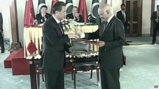 Imagen de TV de la firma del acuerdo con los ministros de relaciones exteriores de China y Pakistán, 2015.
