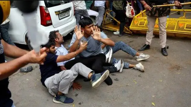 صورة لمتظاهرين