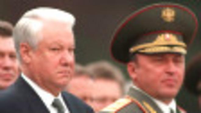 Борис Ельцин и павел Грачев во время церемонии возложения венков к могиле Неизвестного Солдата 8 мая 1996 года
