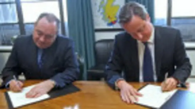 Salmond e Cameron assinam acordo (PA)