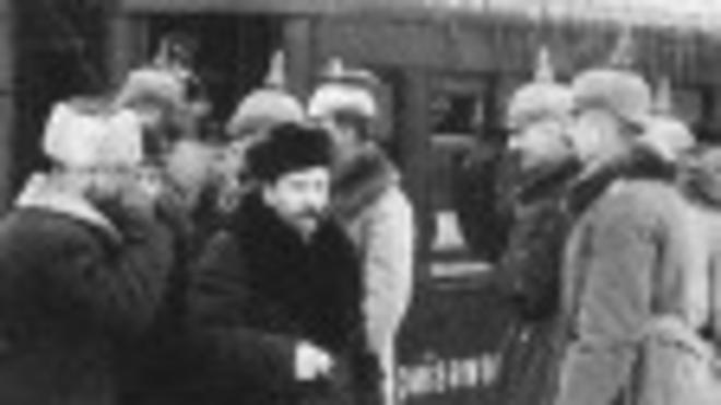 Германские офицеры встречают советскую делегацию на брестском вокзале (декабрь 1917 г.)