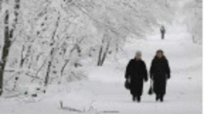 Gente caminando en la nieve