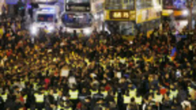 香港警察與反政府示威者在中環主幹道上對峙（1/1/2013）