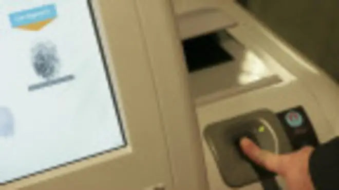 Порошенко подписал закон об отпечатках пальцев в загранпаспортах