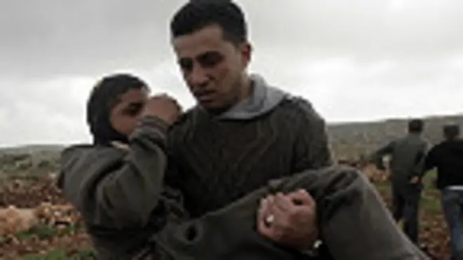 Palestinos llevan a herido