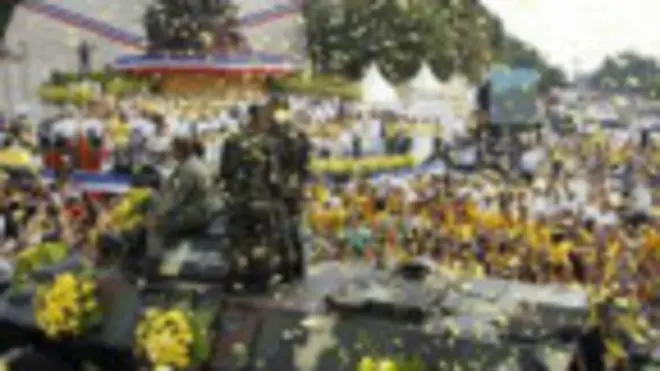 Filipinos celebrando el aniversario de la expulsión de Ferdinand Marcos