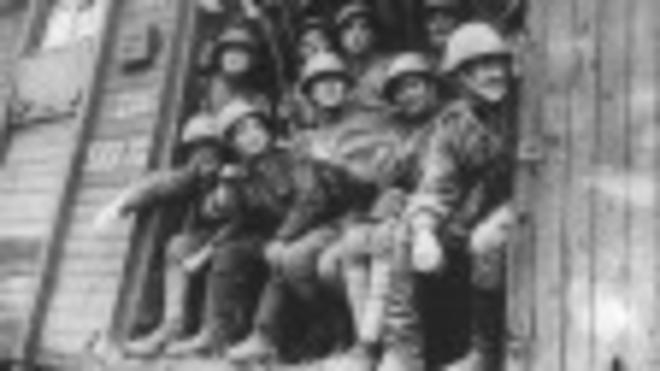 Бойцы дивизии имени Костюшко едут на фронт (1943 год)