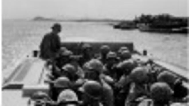 Американские и южнокорейские морские пехотинцы форсируют реку  к северо-западу от Сеула 20 сентября 1950 года