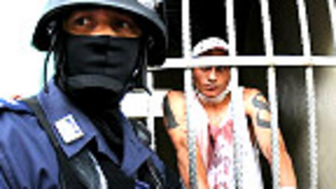 Policía custodiando un preso herido tras el motín del fin de semana en la Penitenciaria Nacional, la mayor cárcel del país
