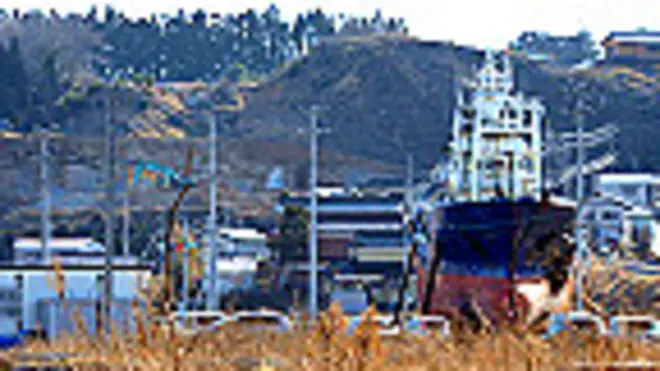 La embarcación Kyotokumaru fue transportada un kilómetro tierra adentro por el tsunami