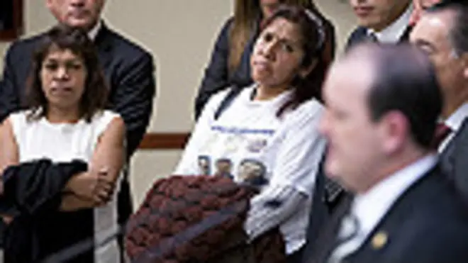 familiares de secuestrados del Bar Heaven, en México, escuchan al procurador Rodolfo Rios 