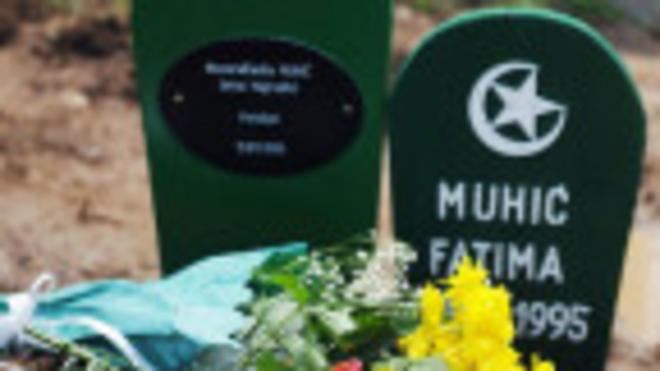 Tumba de víctima de masacre de Srebrenica