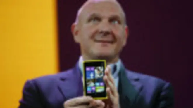 Ballmer con teléfono con plataforma de Windows