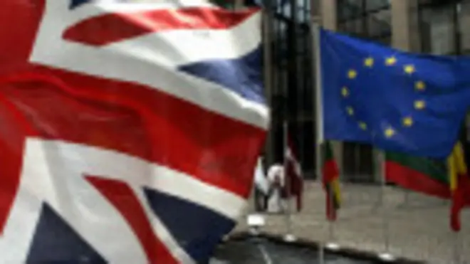 прапори Британії і ЄС