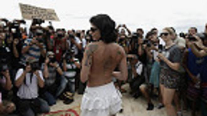 Manifestante topless en Brasil