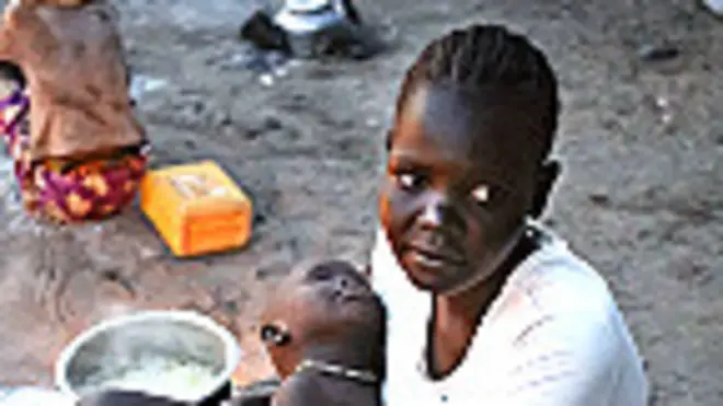 Una madre con su bebé en un campamento improvisado a orillas del Nilo