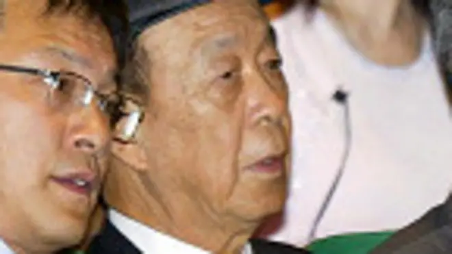 Lui Chee Woo junto a su asistente