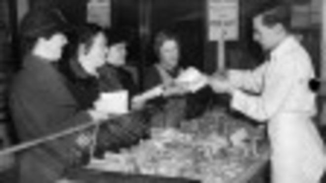 Выдача продуктов по карточкам во время Второй Мировой войны в Британии