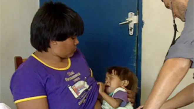 Julio Cesar com mão e médico (Foto BBC Brasil)