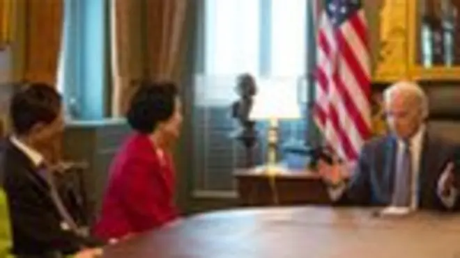 拜登（右）於白宮會晤李柱銘（左）與陳方安生（中）（美國副總統辦公室Twitter照片4/4/2014）