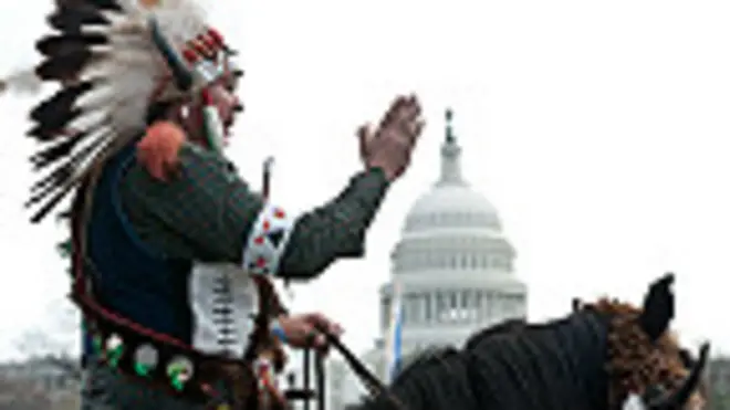 indígena frente al Capitolio