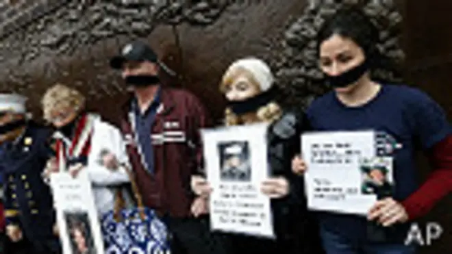 Familiares de víctimas protestan por el traslado de los restos al nuevo museo de la memoria