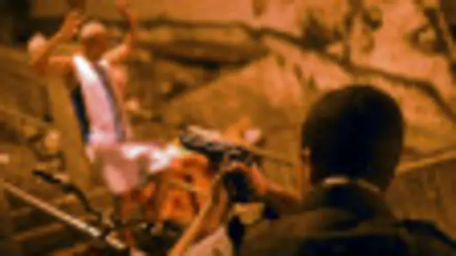 Policial aponta arma para suspeito (foto: AFP)