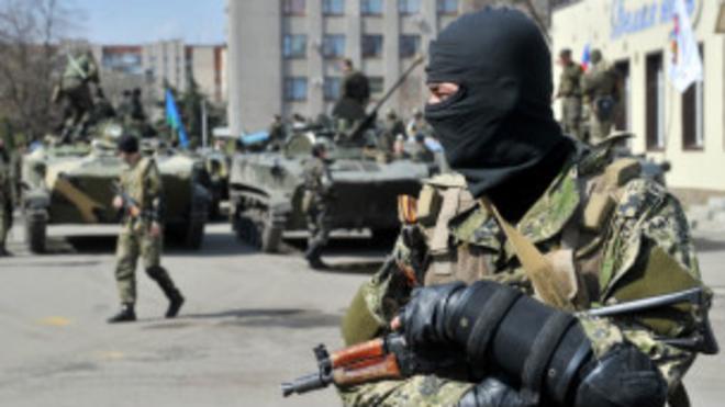 Вооруженный человек в маске у здания горсовета в Славянске, Донецкая область, 16 апреля 2014 г.