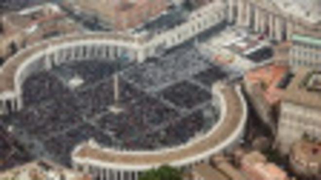 Католики на площади Святого Петра в Риме (27 апреля 2014 года)