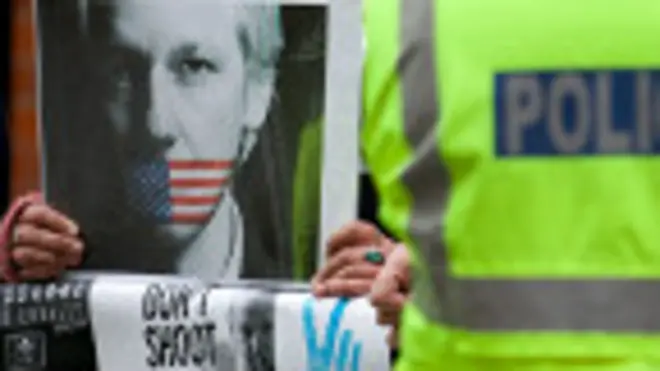 Protesta en las afueras de la embajada ecuatoriana en Londres