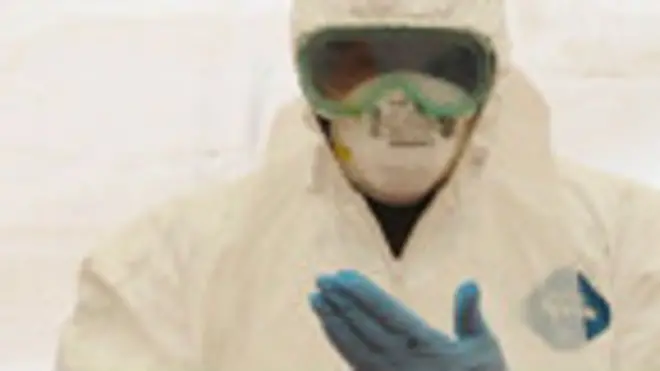 Trabajador sanitario en África muestra medidas de protección contra el ébola