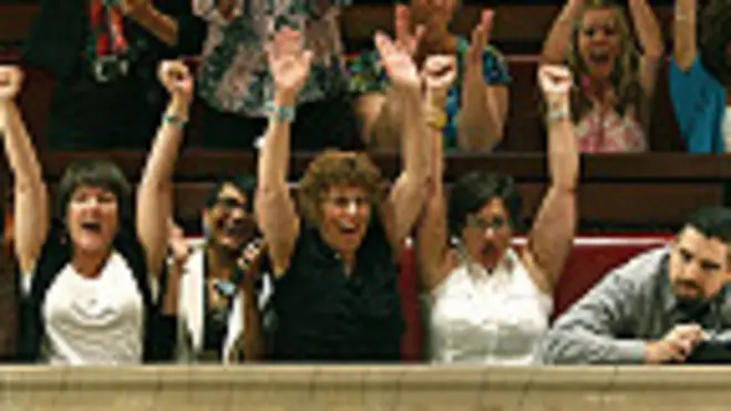 Gente en el Senado celebra el voto para legalizar la marihuana