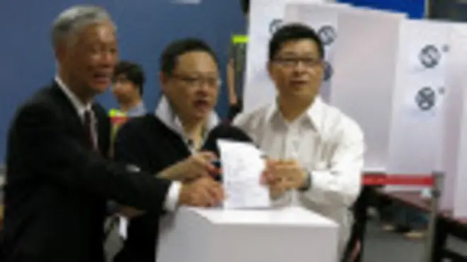 朱耀明、戴耀廷與陳健民在香港理工大學票站合影（BBC中文網圖片）