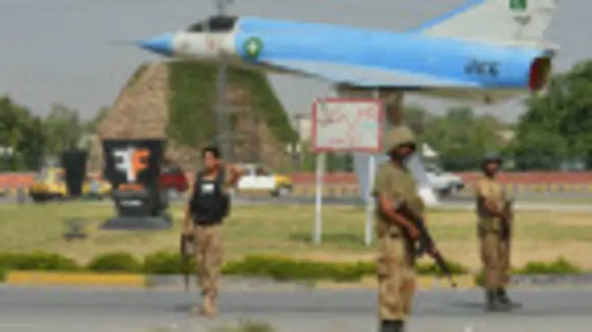 Soldados vigilan el aeropuerto de Peshawar