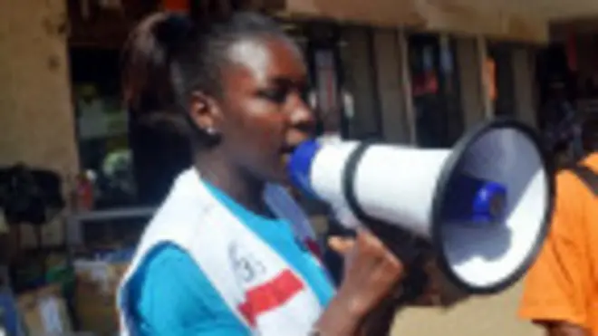 Trabajadora de la Cruz Roja en Guinea