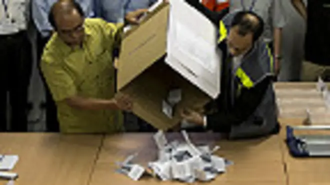 香港大學鐘庭耀（右）與香港理工大學鍾劍華主持「佔領中環」民間投票開票儀式（29/6/2014）