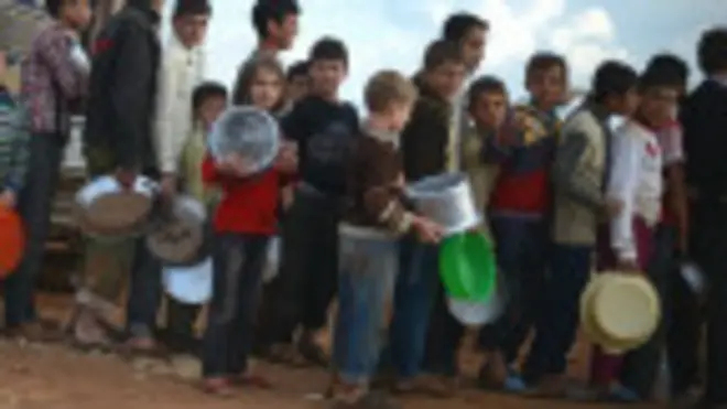 Sirios esperando comida