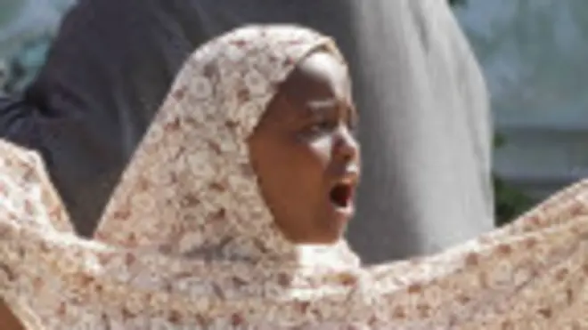 Niña llora la muerte de su madre en atentado