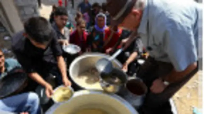 Un trabajador humanitario dijo a la BBC que no tiene confirmación de dichos lanzamientos.