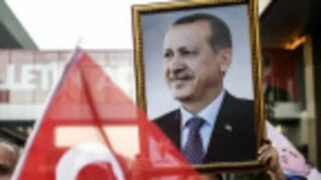 Simpatizantes de Erdogan celebran