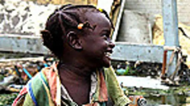 Niña jugando entre barro y basura en Malakal, Sudán del Sur