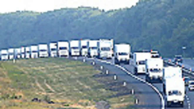 Convoy de camiones rusos que se dirige a Ucrania